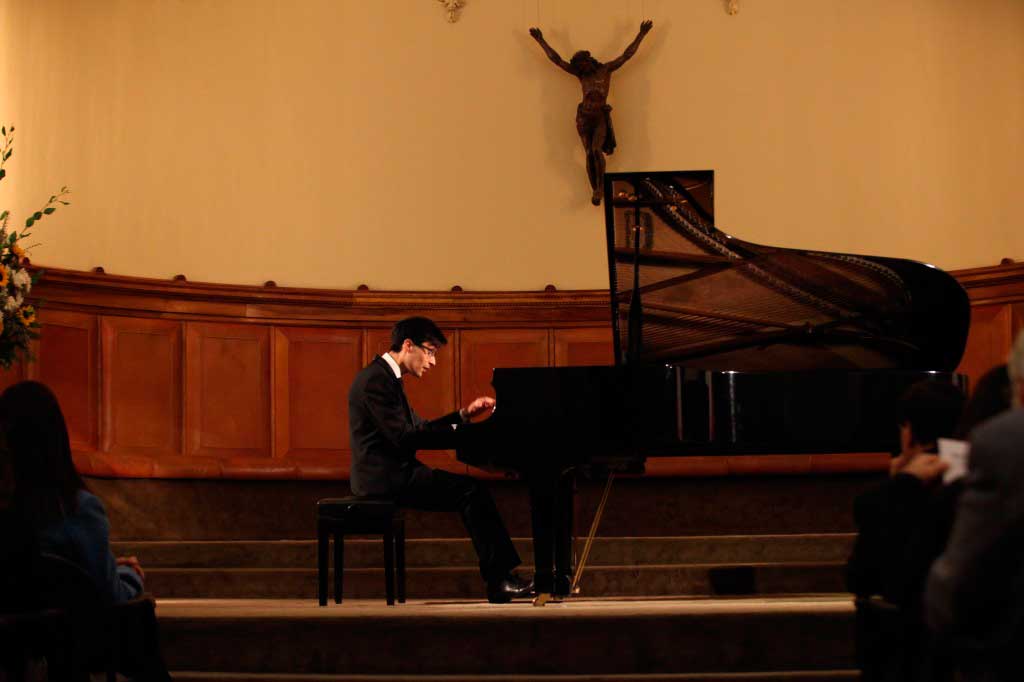 As part of the activities organized for the visit to Chile of the Board of Friends UC, renowned Chilean pianist Gustavo Miranda-Bernales performed to a full house in the Salón de Honor of the university’s central building. The recital program included pieces by Joseph Haydn, Johannes Brahms, Gabriel Faure, John Musto and Frédéric Chopin.
